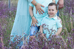 Familie im Partnerlook auf dem lila Blumenfeld